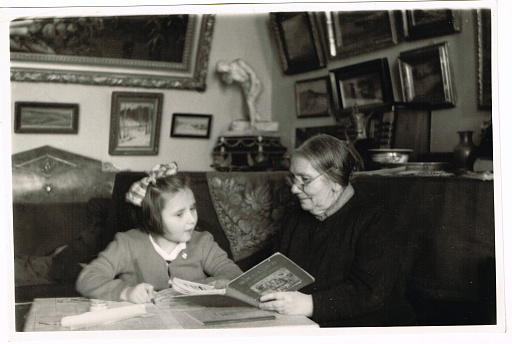 Щербакова Галя со своей бабушкой - Сорокиной Натальей Евгеньевной делает уроки