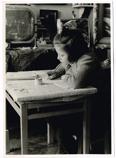 Щербакова Галя - дочь художника Щербакова Б.В. делает уроки