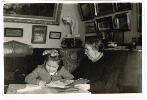 Щербакова Галя со своей бабушкой - Сорокиной Натальей Евгеньевной делает уроки