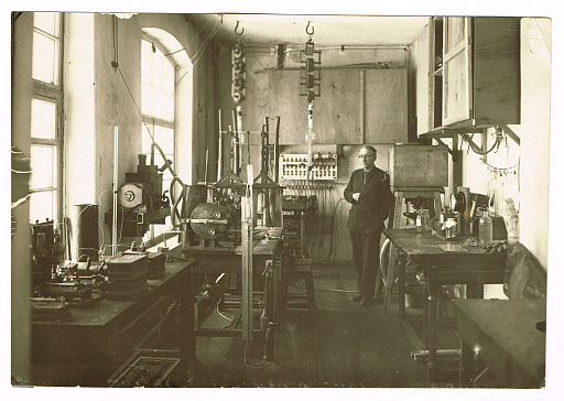 Отец Щербаковой (Сорокиной) Зои Анатольевны - Сорокин Анатолий в кабинете